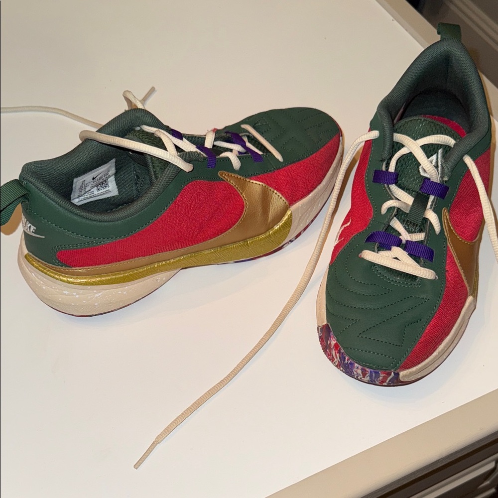 Nike Men's Giannis Antetokounmpo Red Zoom Freak 5 Low Top Shoes. Size 6.